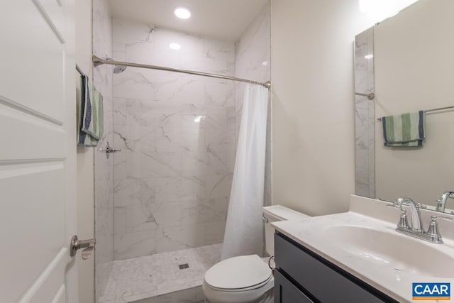 full bath with tiled shower, vanity, toilet, and recessed lighting