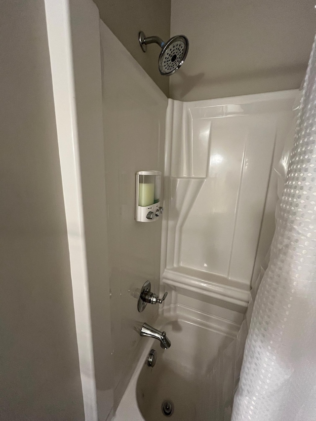 interior details with shower / bathtub combination with curtain