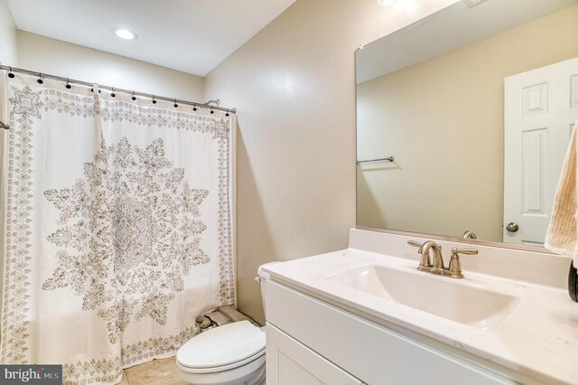 11400 Alvin Ln, Culpeper, VA 22701 - bathroom featuring vanity, curtained shower, and recessed lighting
