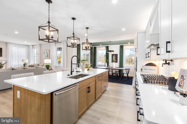 10103 N Streamview Ct, Fredericksburg, VA 22408 - kitchen with appliances with stainless steel finishes, a sink, a chandelier, a kitchen island with sink, and light wood-type flooring