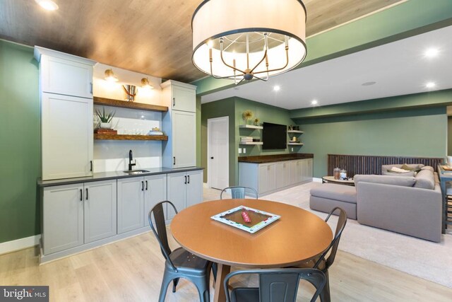 10103 N Streamview Ct, Fredericksburg, VA 22408 - dining room with light wood-style flooring, recessed lighting, baseboards, bar, and a chandelier