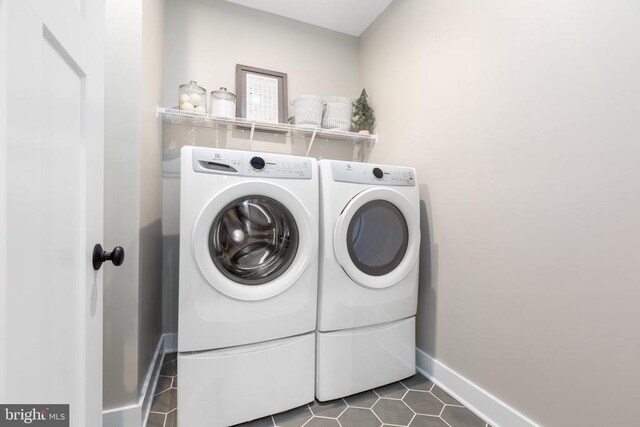 10103 N Streamview Ct, Fredericksburg, VA 22408 - washroom featuring washing machine and clothes dryer, baseboards, and dark tile patterned floors