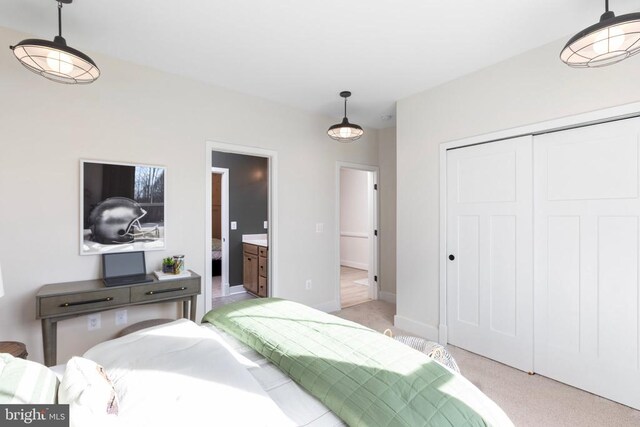 10103 N Streamview Ct, Fredericksburg, VA 22408 - bedroom featuring light colored carpet, a closet, baseboards, and ensuite bath
