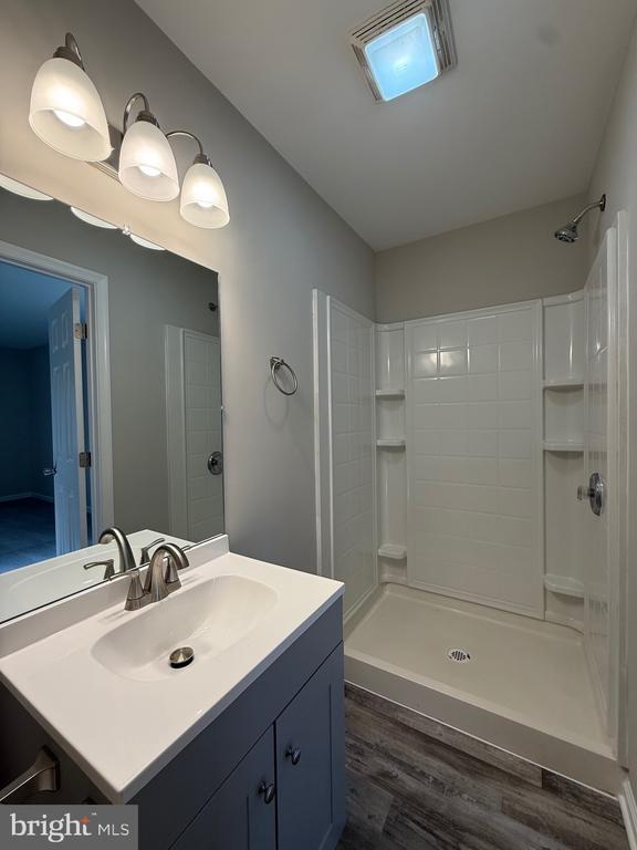 319 Chopping Rd, Mineral, VA 23117 - bathroom with wood finished floors, vanity, and a shower