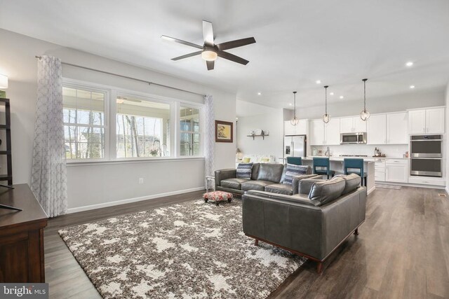 living room with ceiling fan, dark wood-style flooring, recessed lighting, and baseboards