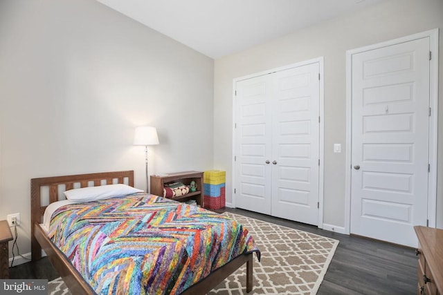 bedroom featuring wood finished floors, a closet, and baseboards