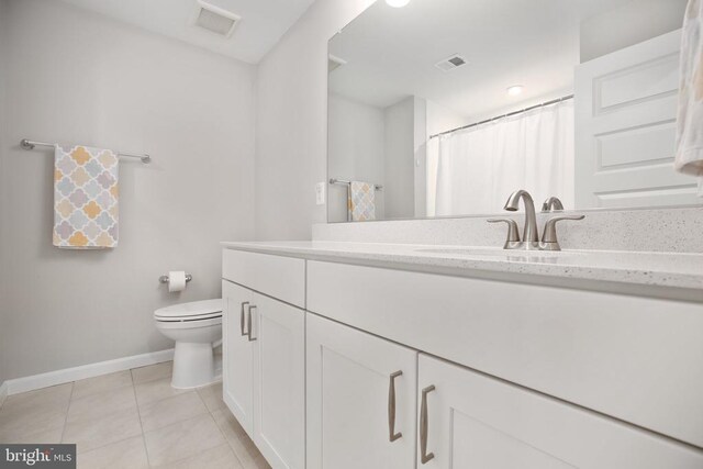 full bathroom featuring baseboards, toilet, tile patterned flooring, vanity, and a shower with shower curtain