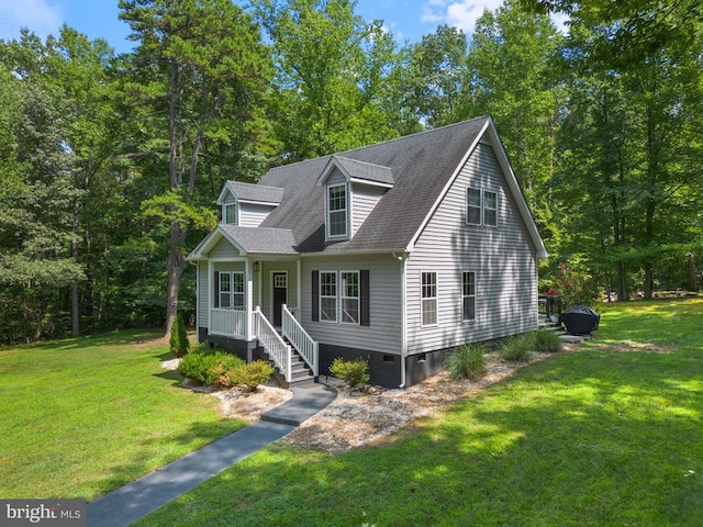 cape cod-style house with a shingled roof, crawl space, and a front yard