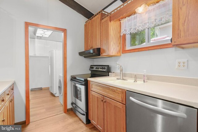 100 Musket Ln, Locust Grove, VA 22508 - kitchen with stainless steel appliances, light wood-style floors, light countertops, and a sink