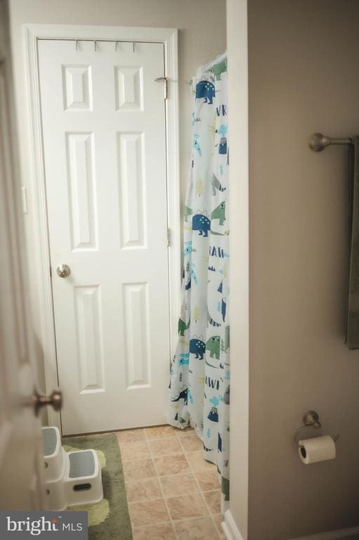 full bathroom featuring curtained shower