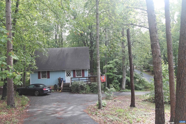 1 Stonewall Rd, Palmyra, VA 22963 - view of front of home with asphalt driveway, roof with shingles, and a wooden deck