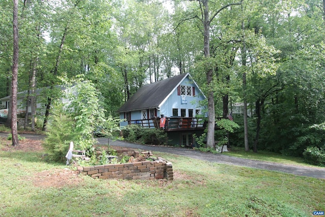 1 Stonewall Rd, Palmyra, VA 22963 - view of front facade with a deck, driveway, and a front yard