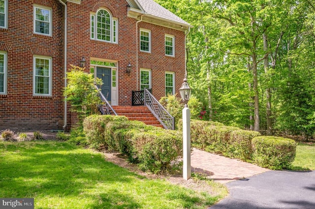 13904 Hunting Run Dr, Fredericksburg, VA 22407 - colonial home with brick siding and a front lawn