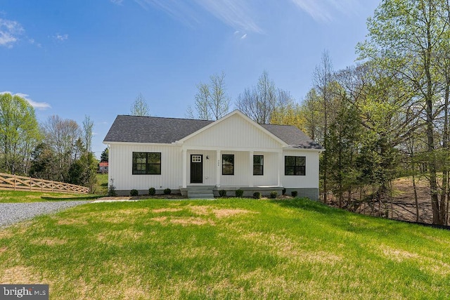 206 Seclusion Shores Dr, Mineral, VA 23117 - modern farmhouse style home with a front lawn and a shingled roof