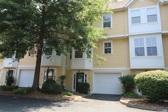 106 Melbourne Prk Cir Unit E, Charlottesville, VA 22901 - townhome / multi-family property featuring driveway and an attached garage
