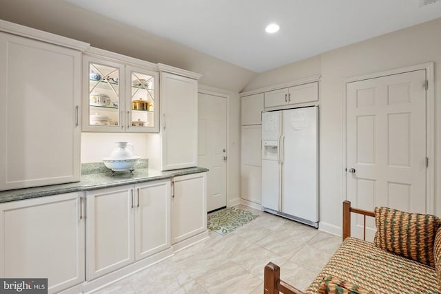 sitting room with lofted ceiling and recessed lighting