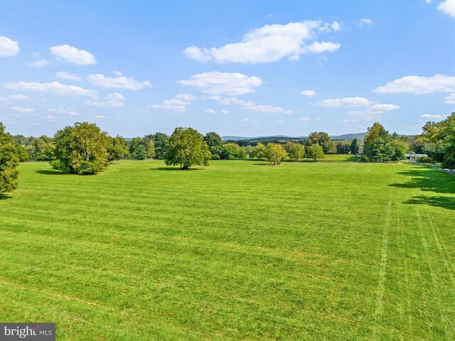 view of grassy yard featuring a view of countryside