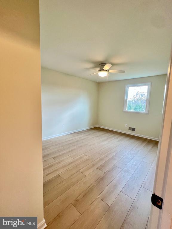 377 Cleveland St, Warrenton, VA 20186 - empty room featuring wood finished floors and a ceiling fan