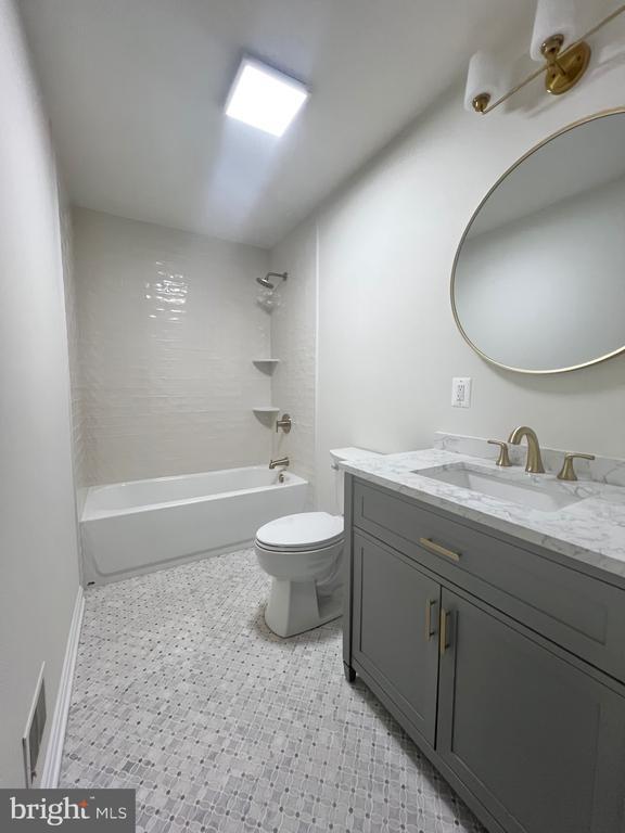 377 Cleveland St, Warrenton, VA 20186 - full bath with toilet, vanity, and tub / shower combination