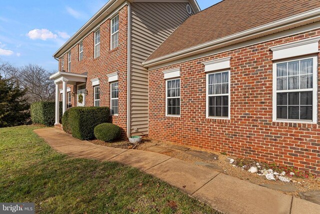 view of side of property featuring a lawn