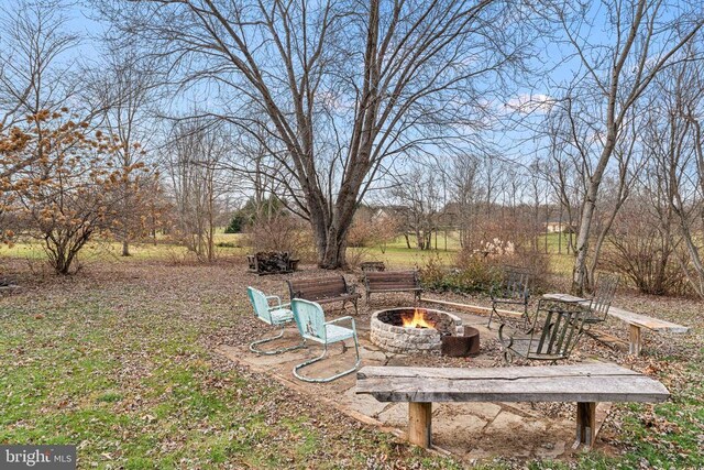 view of yard featuring a fire pit