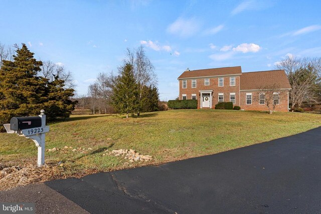 view of front of property with a front lawn