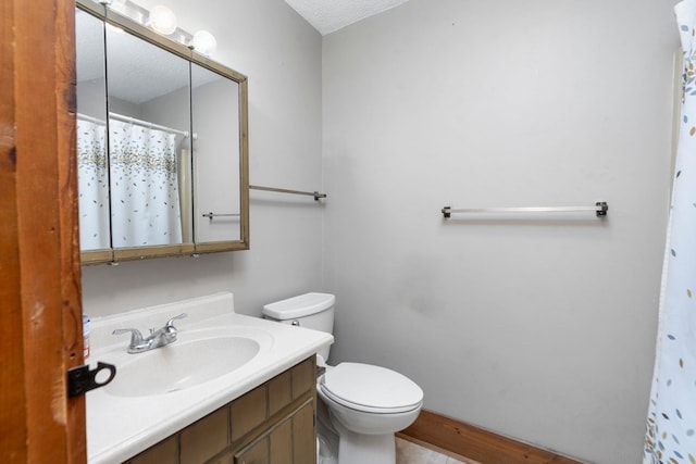 full bathroom featuring a shower with shower curtain, vanity, toilet, and a textured ceiling