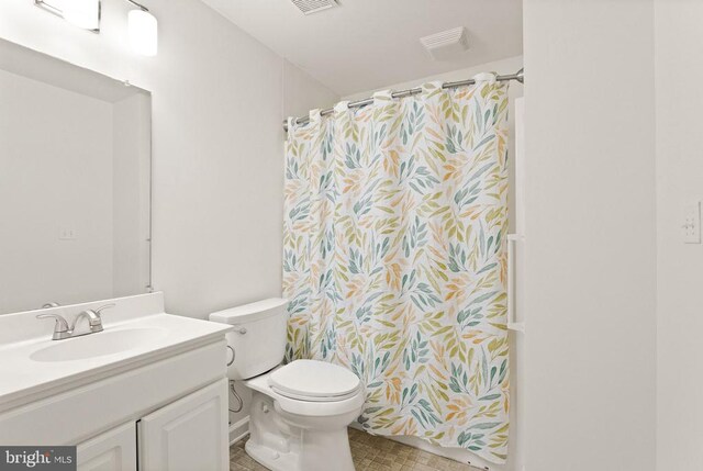  - full bath with toilet, vanity, and a shower with curtain