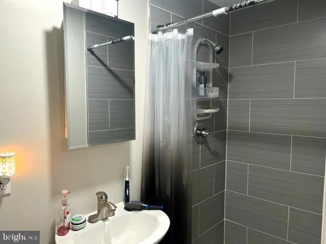 12134 Baylor Ln, Orange, VA 22960 - bathroom featuring a sink and tiled shower