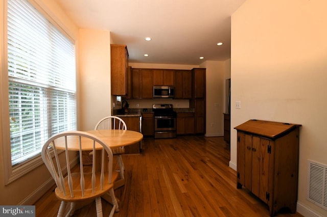 dining space featuring baseboards, dark wood-type flooring, recessed lighting, and visible vents