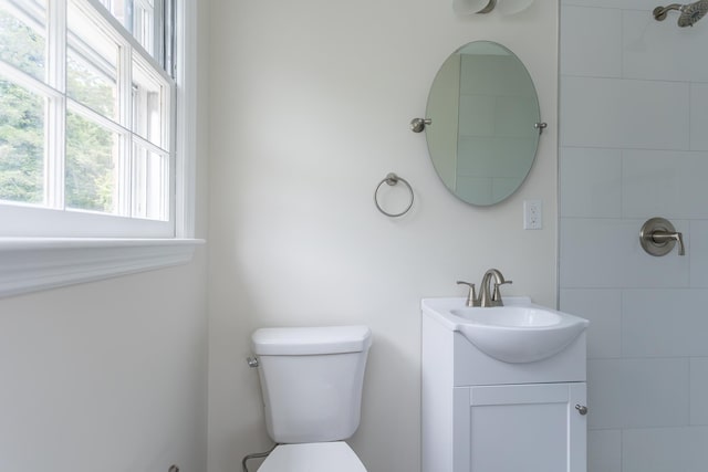 1002 Coalter St, Staunton, VA 24401 - bathroom featuring plenty of natural light, vanity, toilet, and tiled shower