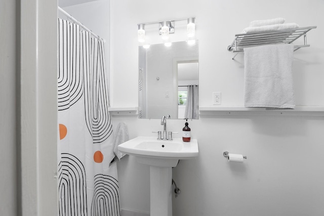 916 Selma Blvd, Staunton, VA 24401 - full bathroom featuring a shower with curtain