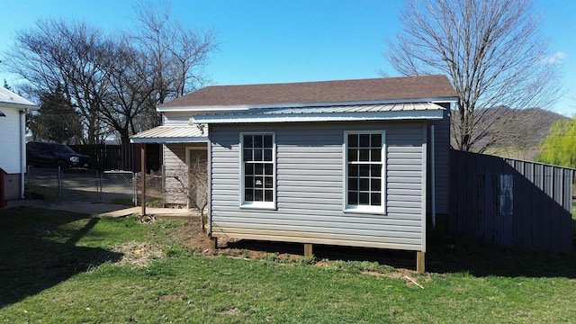 view of outdoor structure featuring an outdoor structure, fence, and a gate