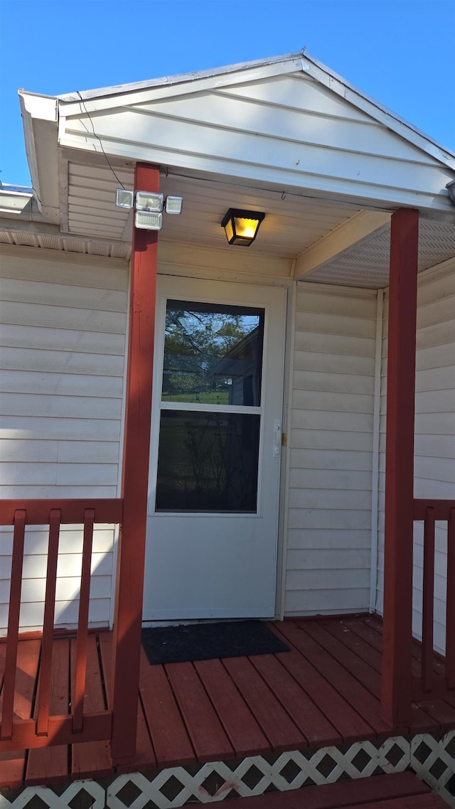 entrance to property featuring a wooden deck