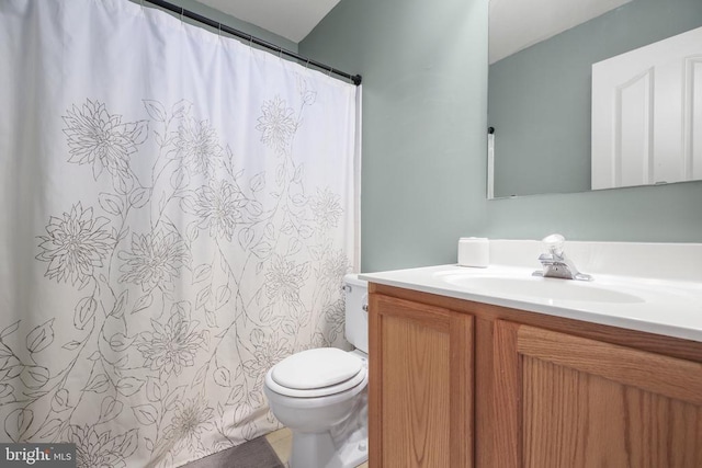 full bath with toilet, a shower with shower curtain, and vanity