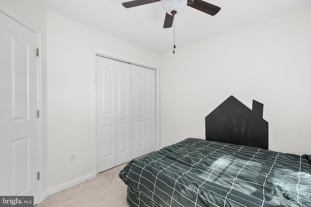 bedroom featuring ceiling fan, baseboards, carpet, and a closet