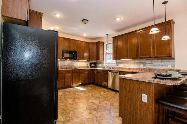 9839 Brunk Spring Ln, Broadway, VA 22815 - kitchen featuring black appliances, a peninsula, a kitchen bar, pendant lighting, and backsplash