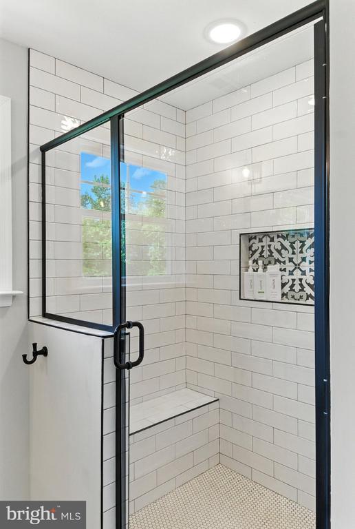 275 Freestyle Ln, Mineral, VA 23117 - bathroom featuring a shower stall