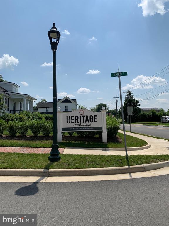 - view of community / neighborhood sign