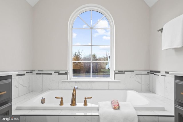 7806 Shawmont Rd, Fredericksburg, VA 22407 - full bathroom featuring a garden tub and lofted ceiling