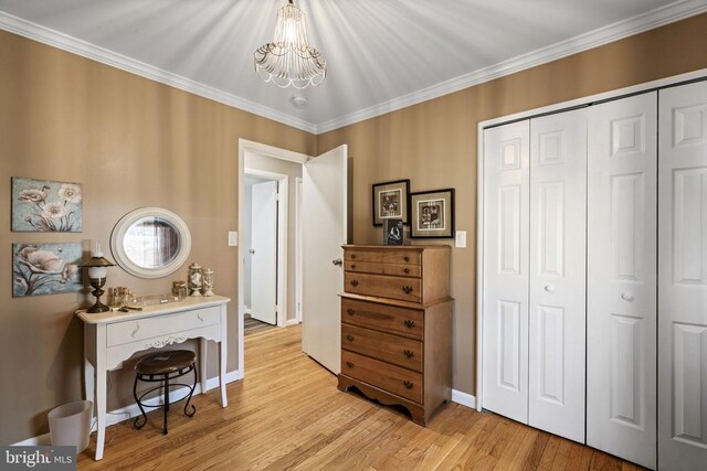 living area featuring ornamental molding, a chandelier, and light hardwood / wood-style floors