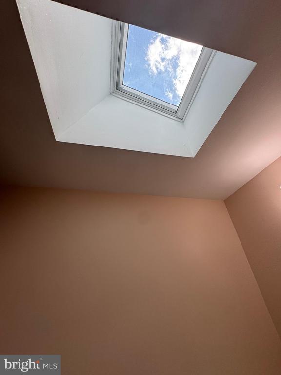 7880 Sir Topas Dr, Warrenton, VA 20186 - detailed view of a skylight