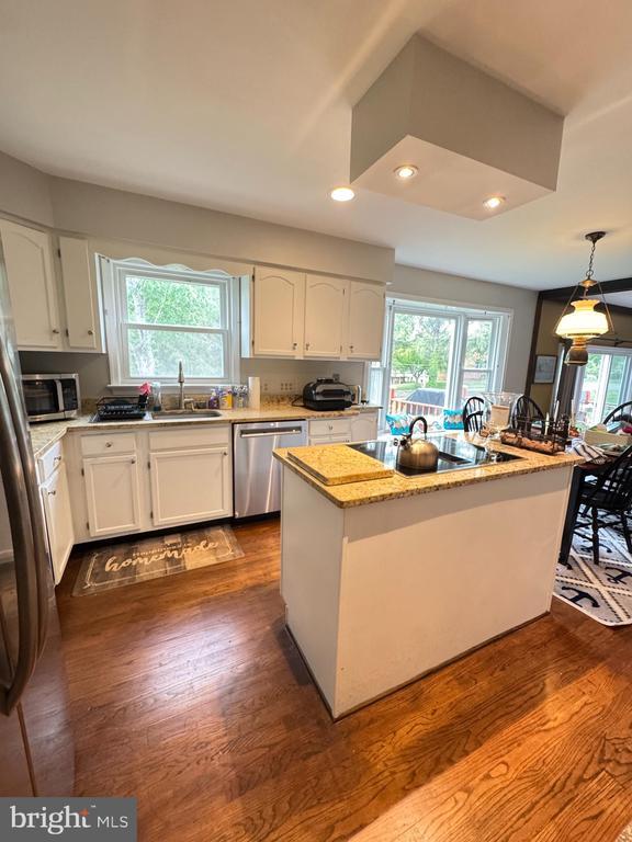 7880 Sir Topas Dr, Warrenton, VA 20186 - kitchen with stainless steel appliances, a sink, dark wood finished floors, white cabinets, and recessed lighting
