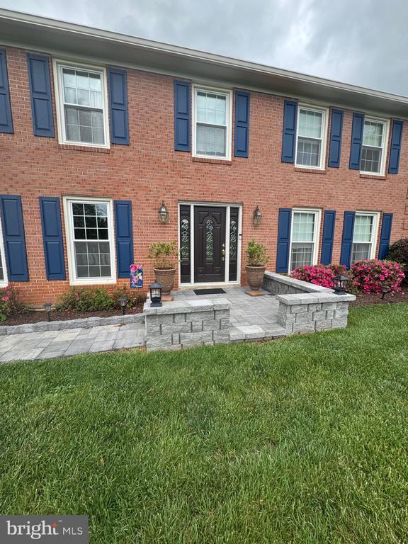 7880 Sir Topas Dr, Warrenton, VA 20186 - rear view of property with a lawn and brick siding