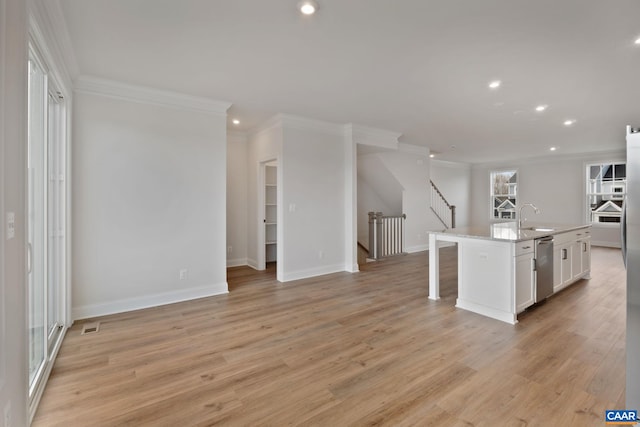 kitchen featuring crown molding, recessed lighting, white cabinets, a breakfast bar area, and baseboards