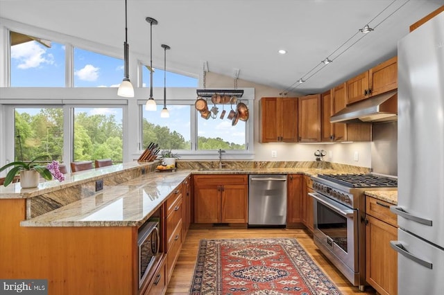 103 Castleton Ford Rd, Castleton, VA 22716 - kitchen featuring stainless steel appliances, under cabinet range hood, a sink, light wood-style flooring, and vaulted ceiling
