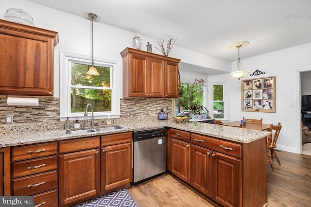 1218 Heatherbrook Ct, Fredericksburg, VA 22407 - kitchen featuring dishwasher, a sink, a peninsula, and light wood-type flooring