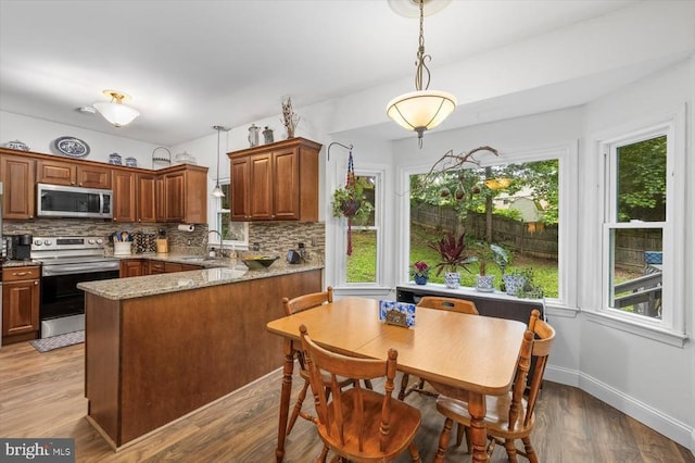 1218 Heatherbrook Ct, Fredericksburg, VA 22407 - kitchen with appliances with stainless steel finishes, a sink, a peninsula, backsplash, and healthy amount of natural light