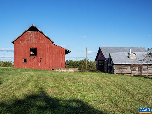 view of yard featuring an outbuilding