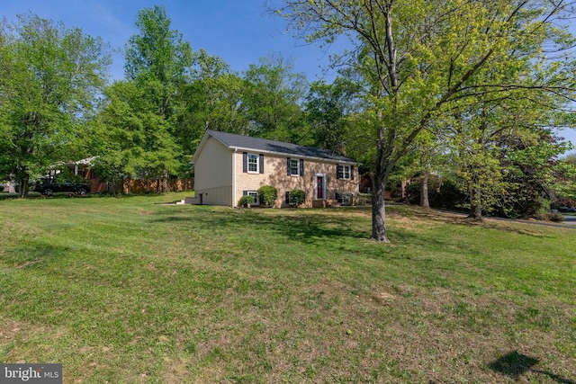 view of front of property featuring a front lawn